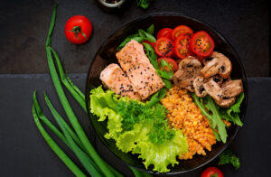 salada saudável com imagem de salada com salmão, tomate, cogumelos, alface e lentilha